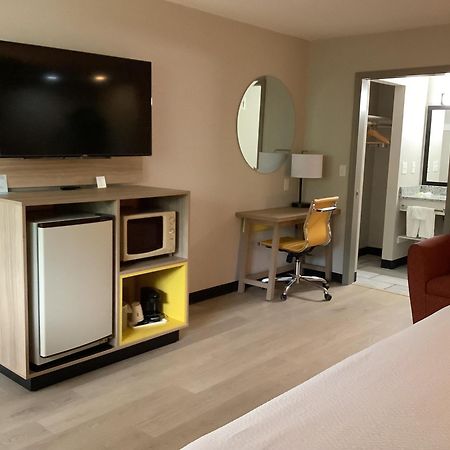 Days Inn By Wyndham Kingdom City Kültér fotó