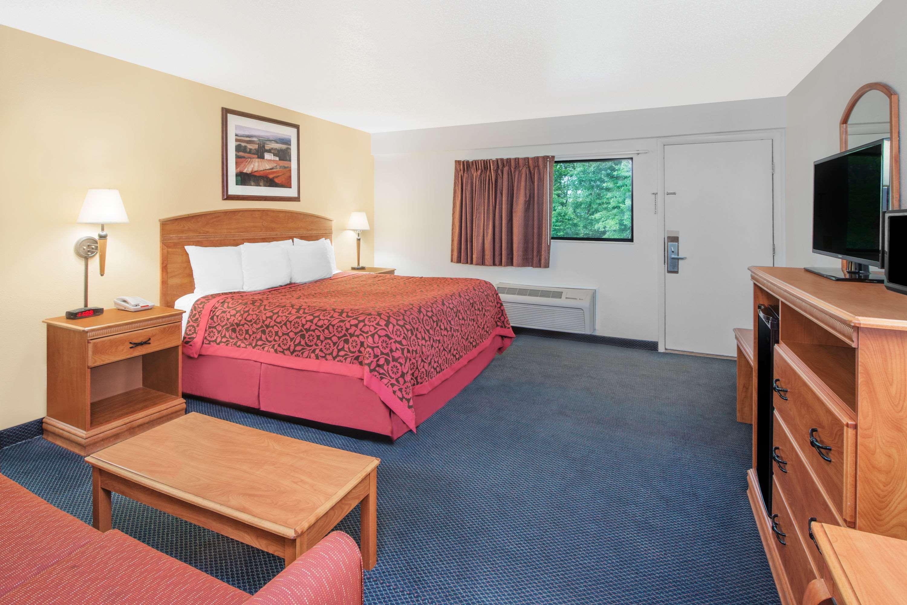 Days Inn By Wyndham Kingdom City Kültér fotó