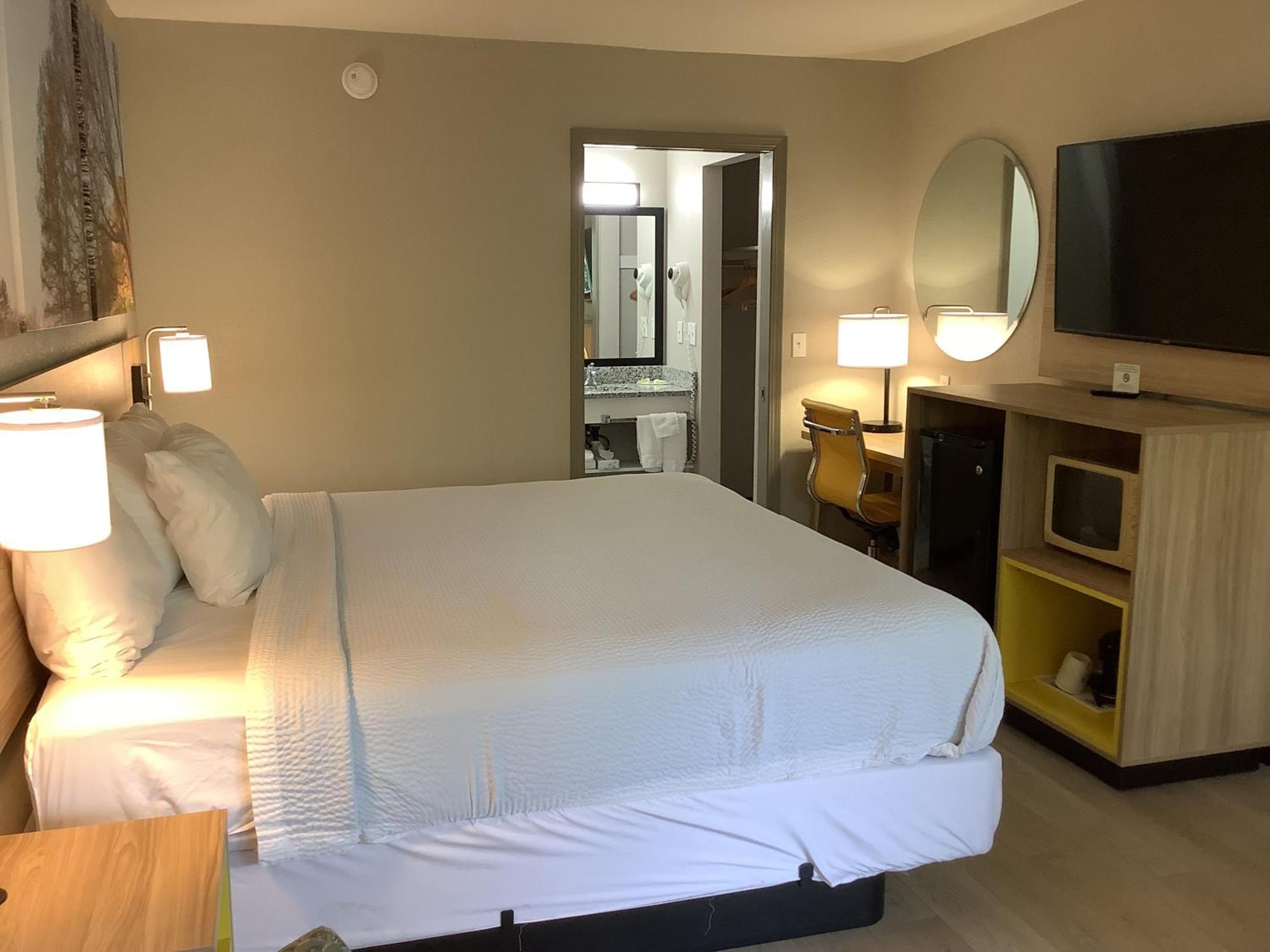 Days Inn By Wyndham Kingdom City Kültér fotó