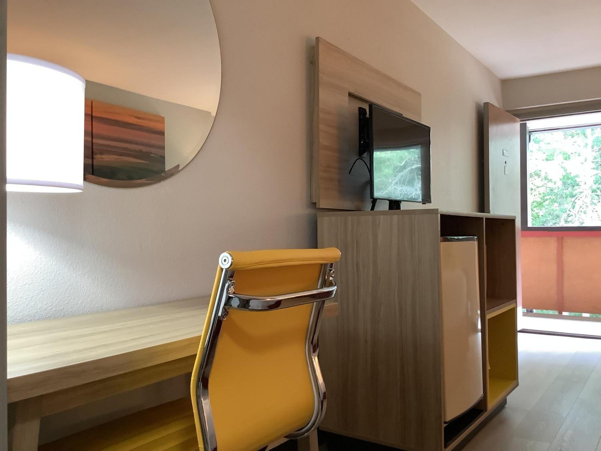 Days Inn By Wyndham Kingdom City Kültér fotó