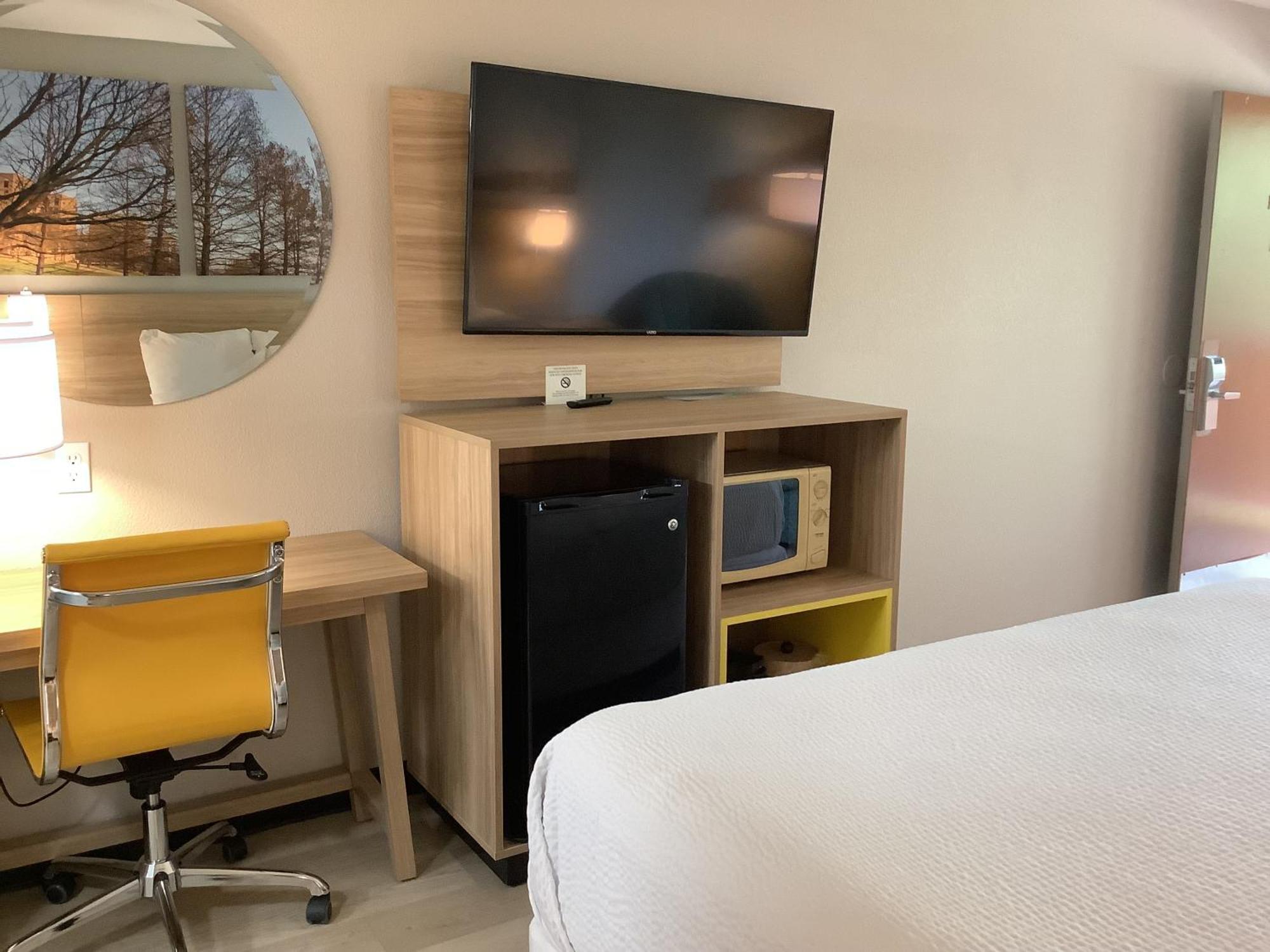 Days Inn By Wyndham Kingdom City Kültér fotó