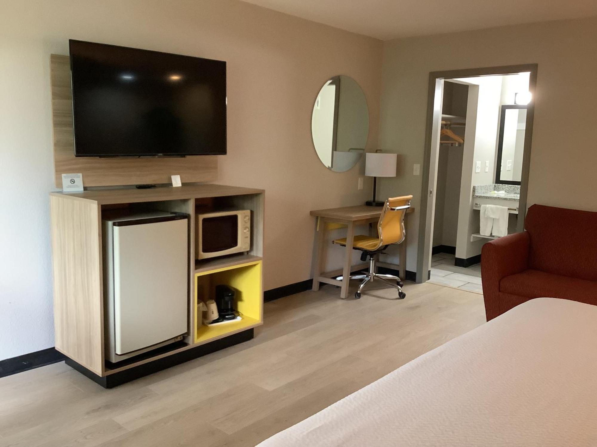 Days Inn By Wyndham Kingdom City Kültér fotó