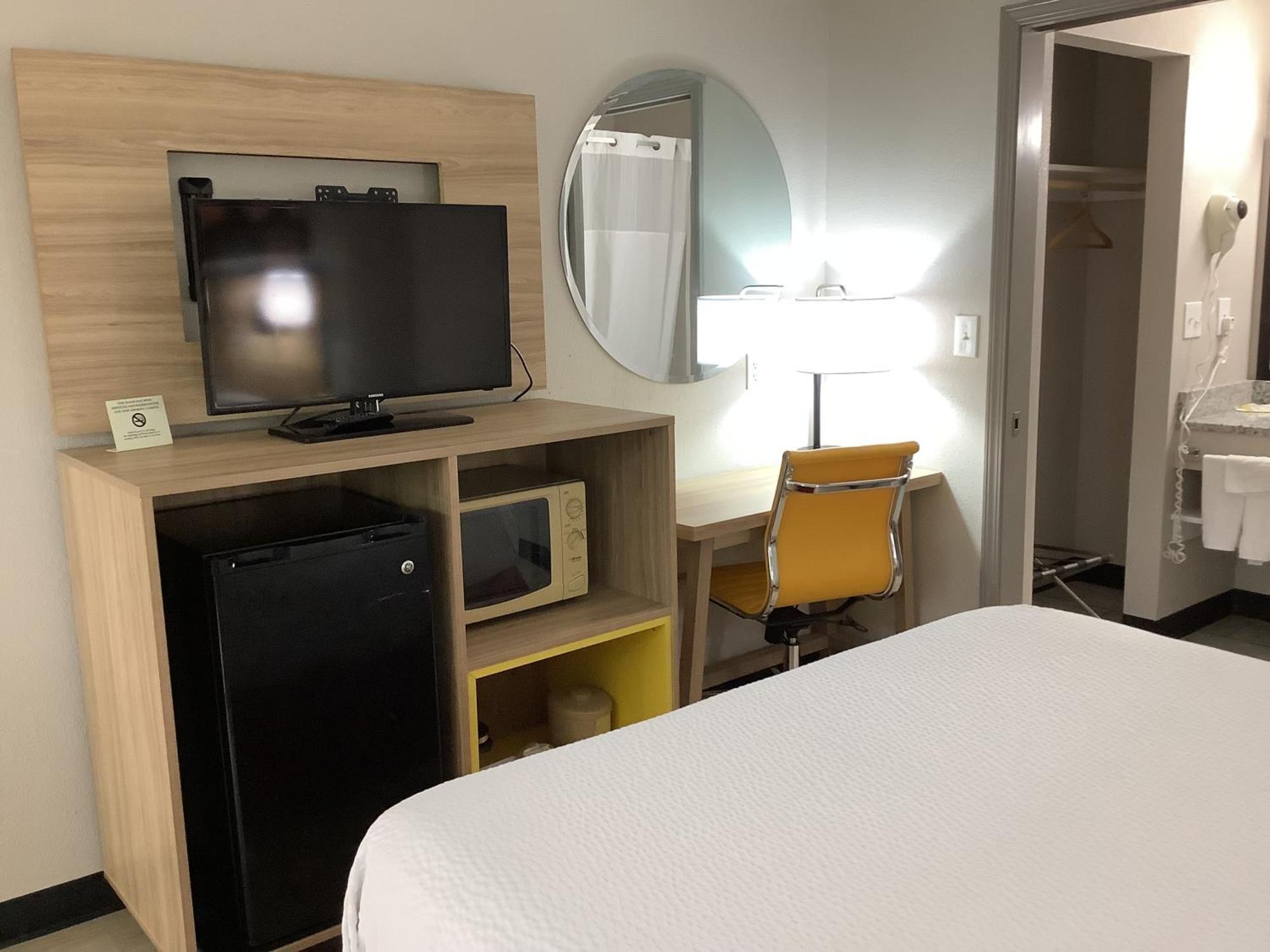 Days Inn By Wyndham Kingdom City Kültér fotó