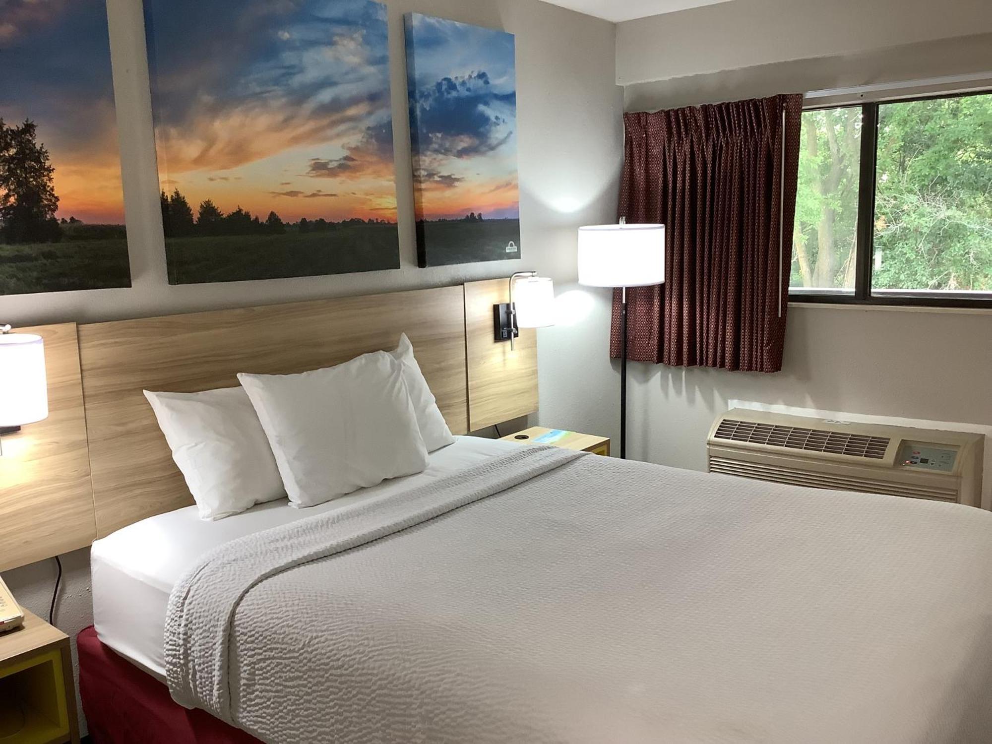 Days Inn By Wyndham Kingdom City Kültér fotó