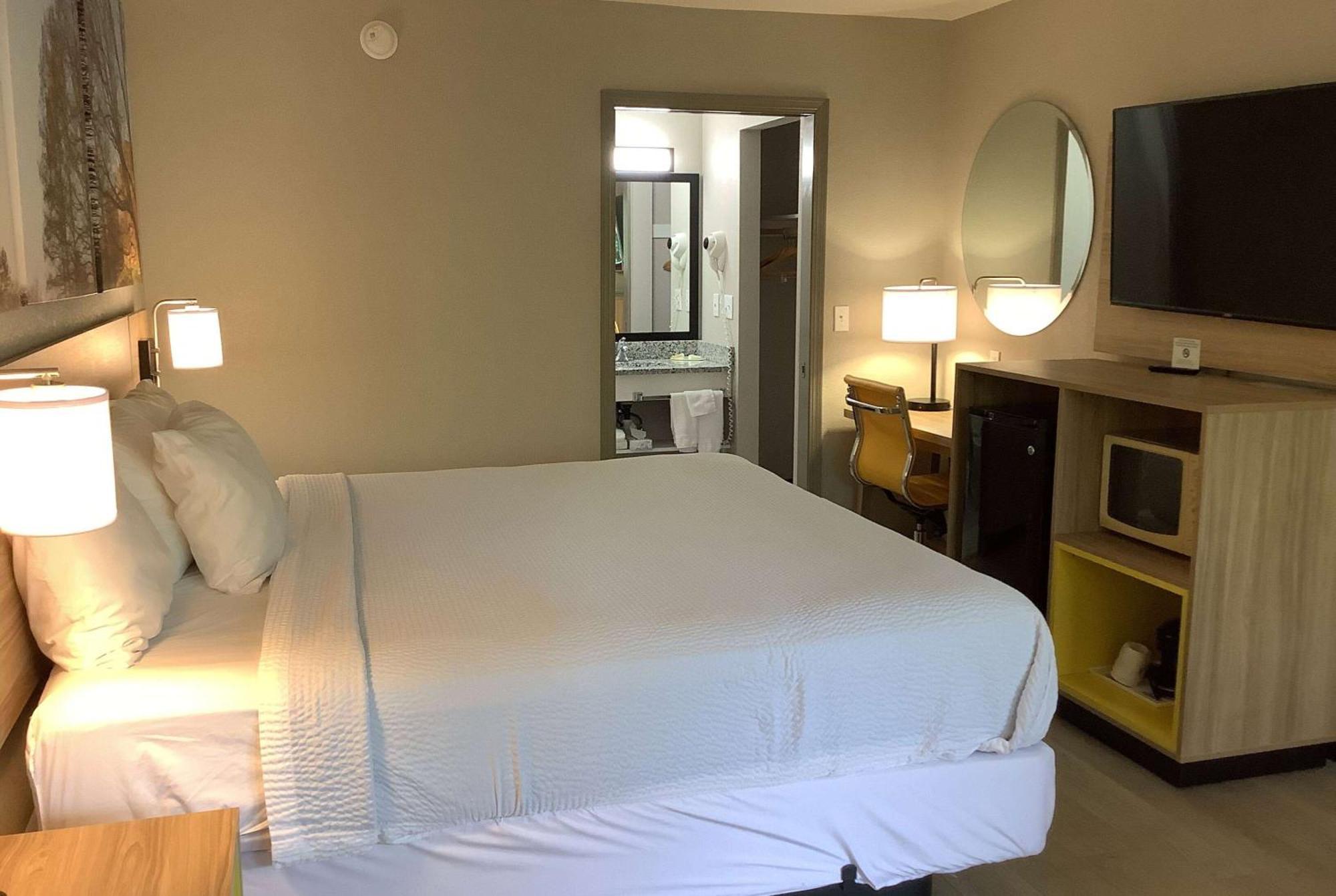 Days Inn By Wyndham Kingdom City Kültér fotó