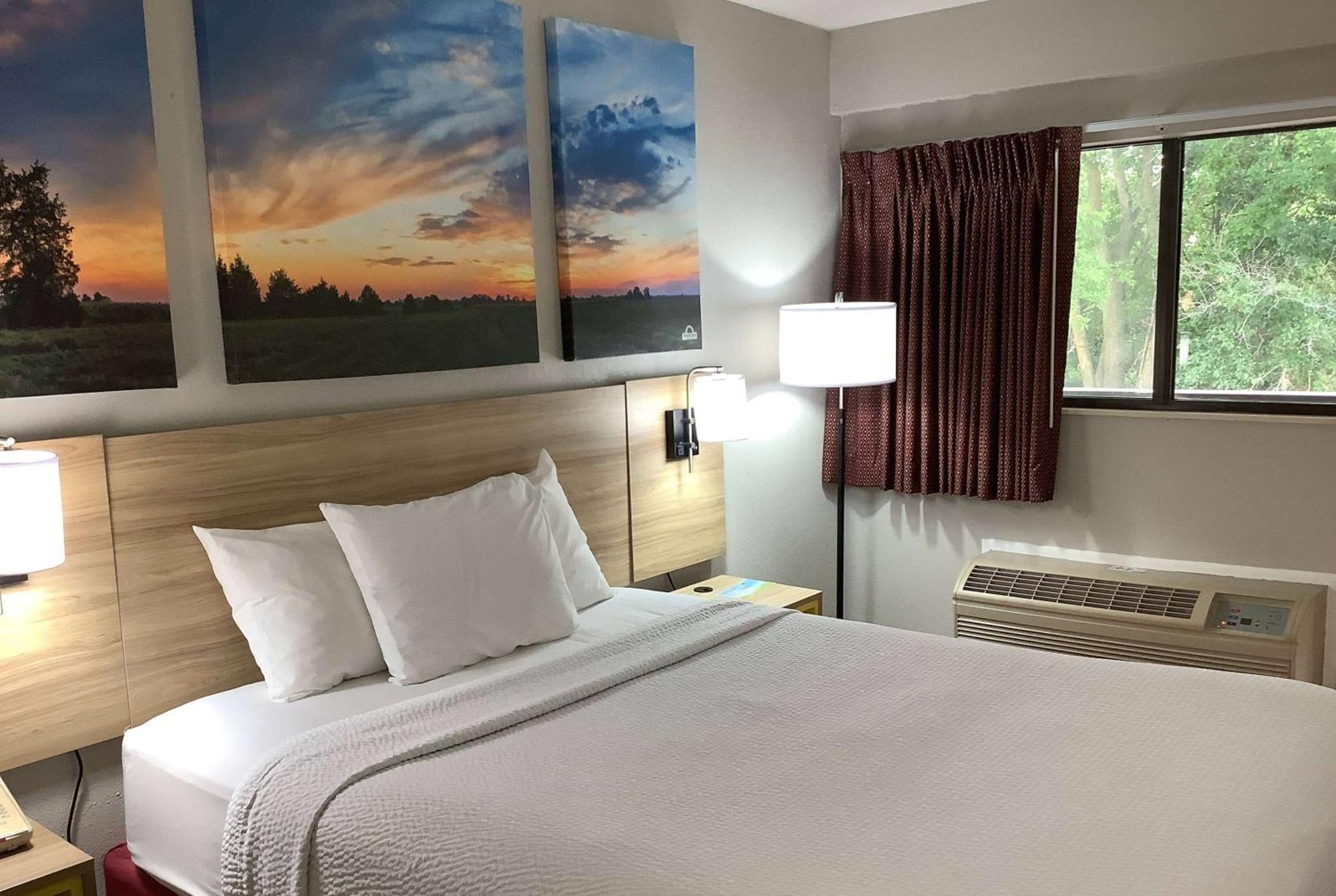 Days Inn By Wyndham Kingdom City Kültér fotó