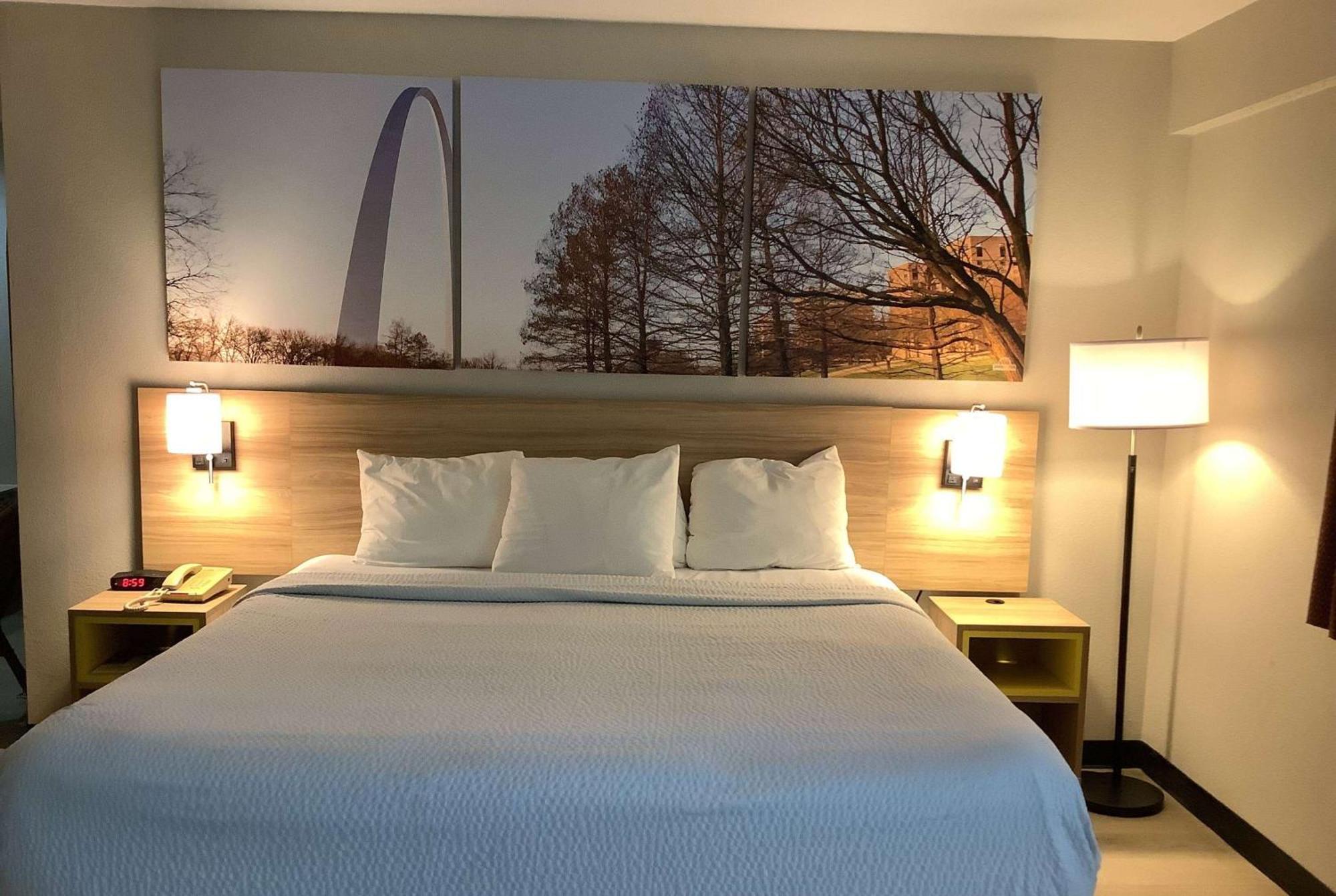 Days Inn By Wyndham Kingdom City Kültér fotó