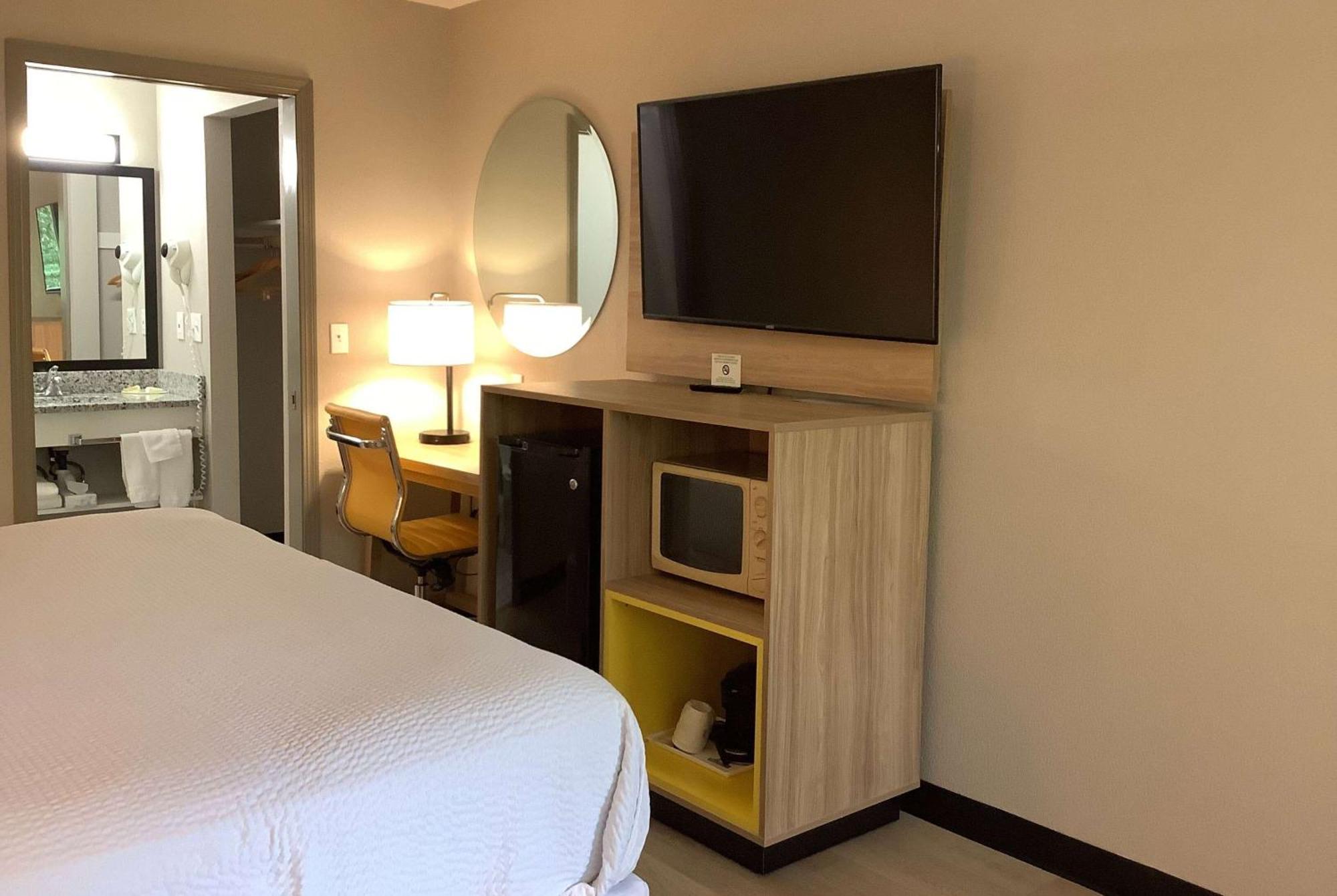 Days Inn By Wyndham Kingdom City Kültér fotó