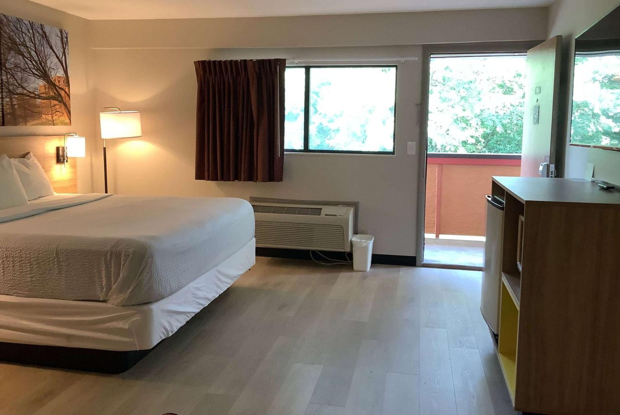 Days Inn By Wyndham Kingdom City Kültér fotó