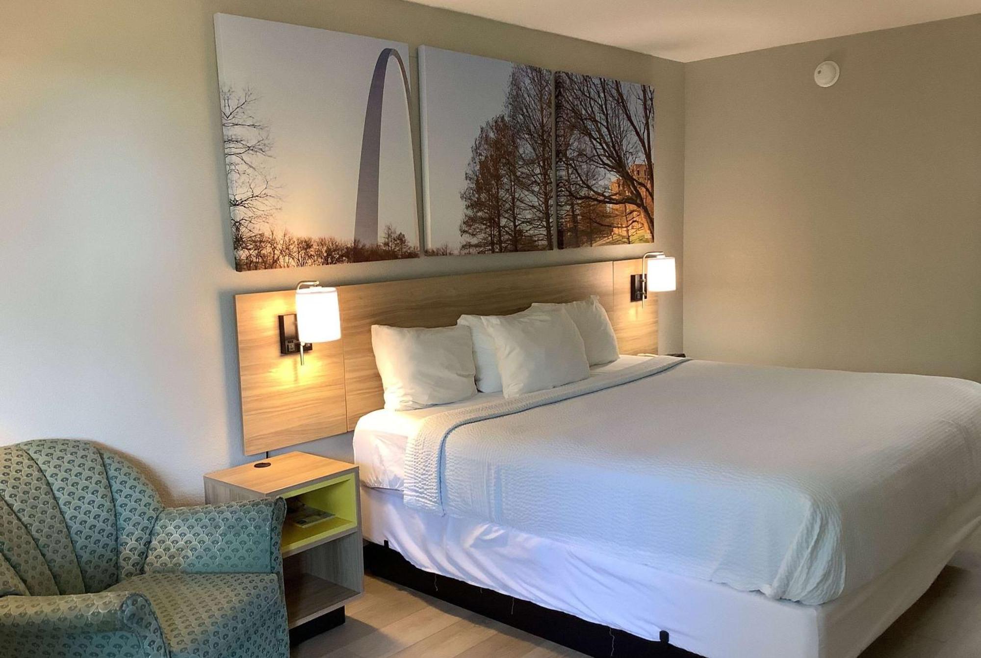 Days Inn By Wyndham Kingdom City Kültér fotó