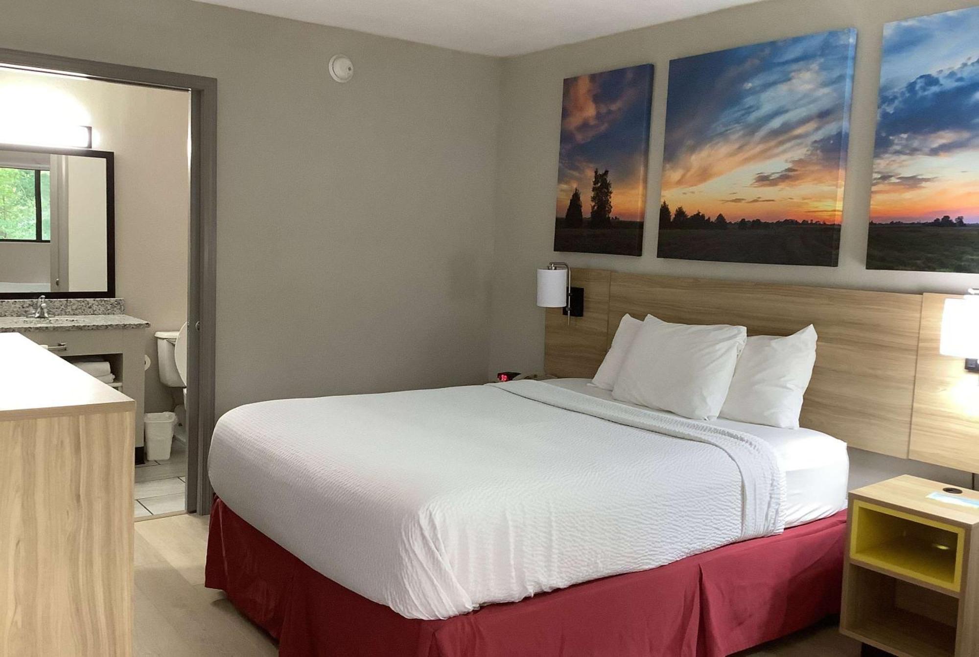 Days Inn By Wyndham Kingdom City Kültér fotó
