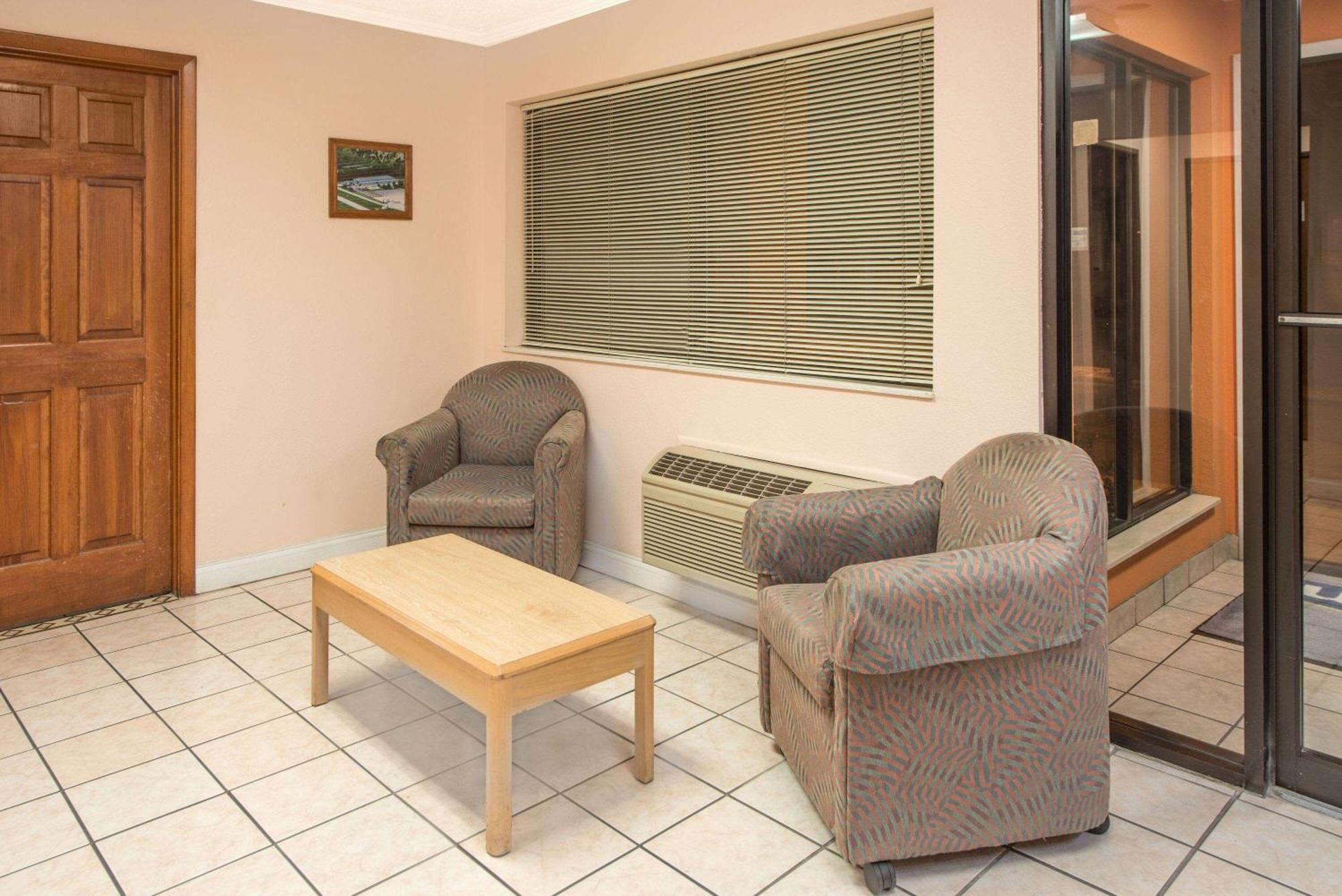 Days Inn By Wyndham Kingdom City Kültér fotó