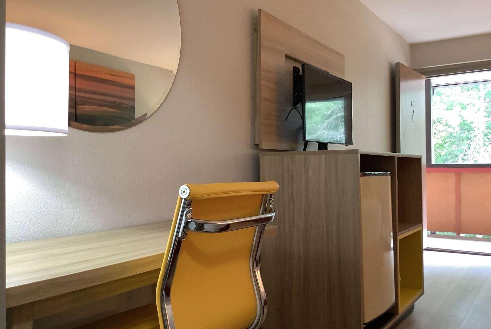 Days Inn By Wyndham Kingdom City Kültér fotó